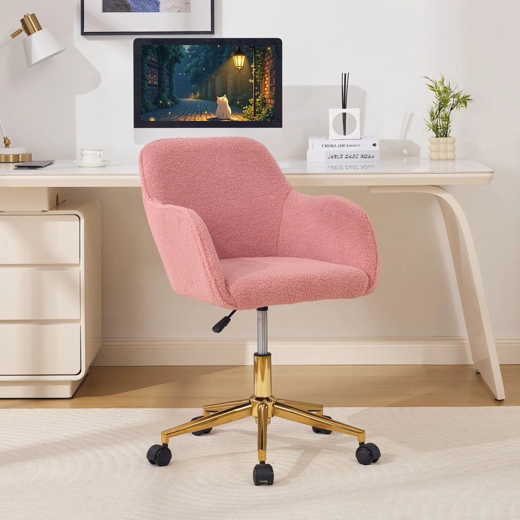 Chaise de bureau girevole in tessuto teddy con altezza regolabile, base dorata a 5 razze e ruote rosa