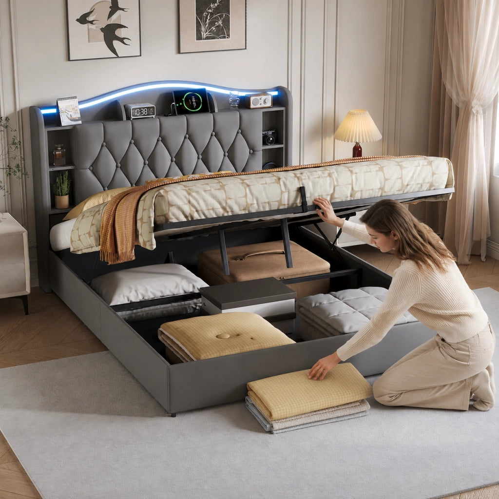 Letto matrimoniale con contenitore idraulico 140x200cm, testiera velluto grigio, luci LED RGB, ricarica USB‑wireless, scomparti porta‑oggetti