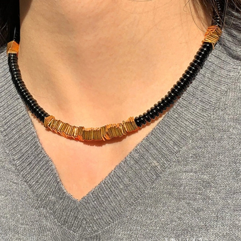 Collana da donna nera con perline rotonde, design unico, con giunzioni in metallo, catena per clavicola, collana a strati.