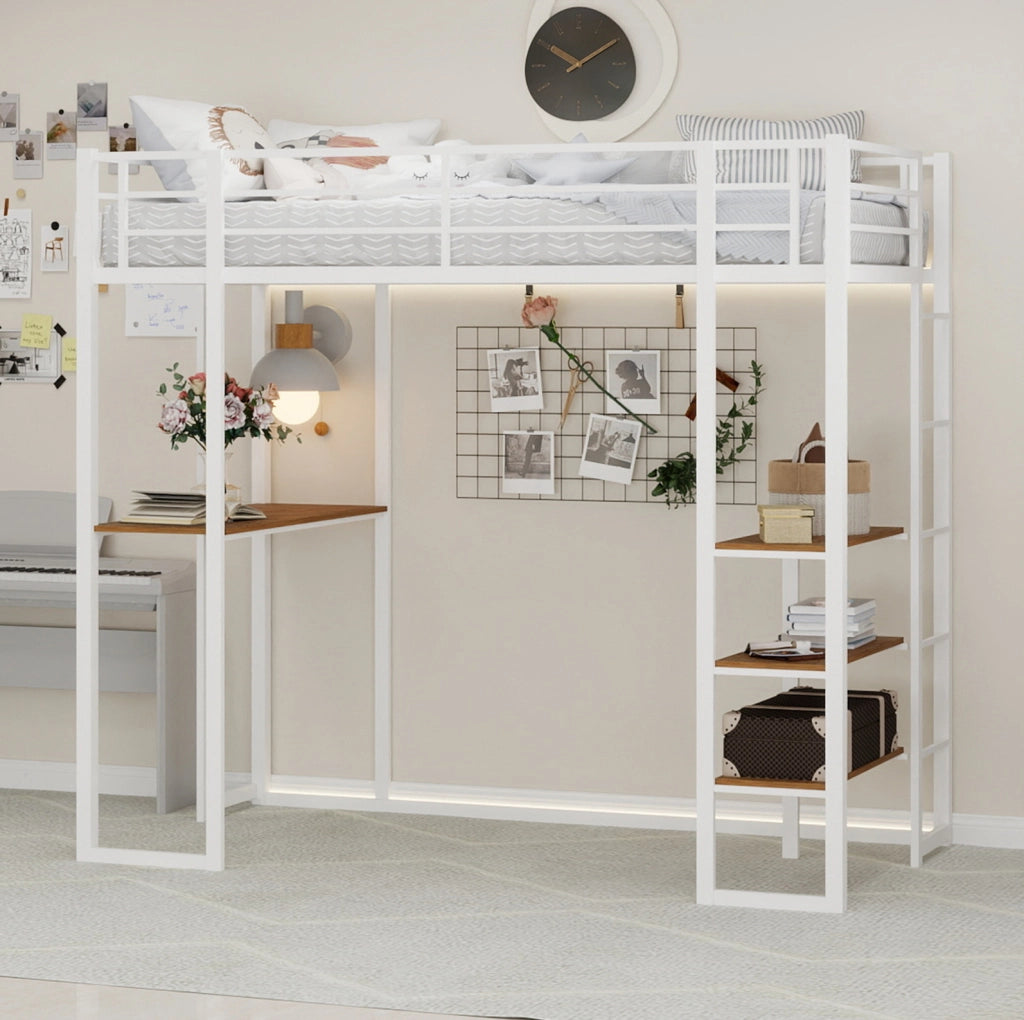 Letto a soppalco con scrivania; scale su entrambi i lati in ferro bianco
