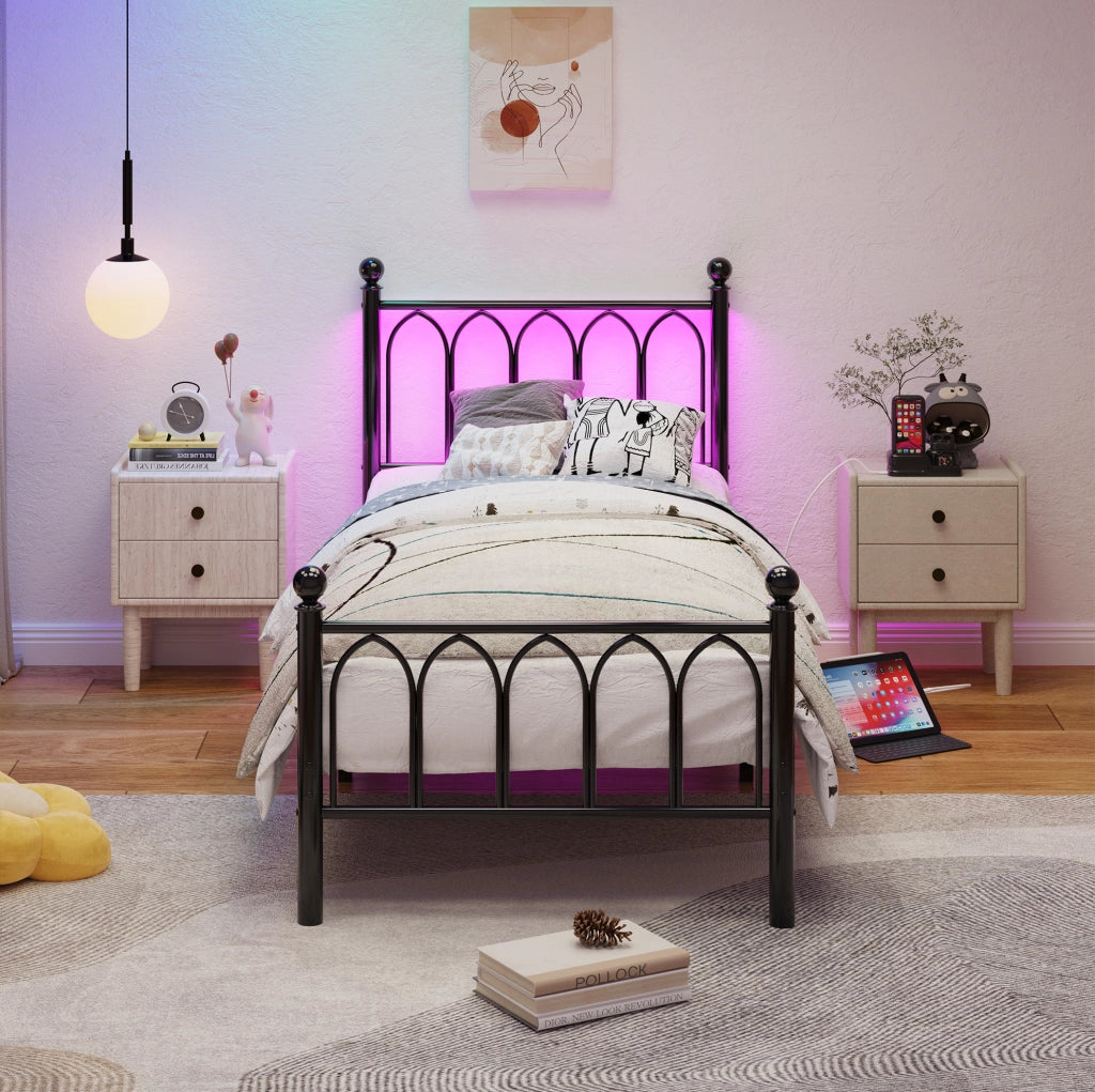 Letto 90x200 cm con LED; USB; presa; spazio sotto letto; MDF e metallo; nero