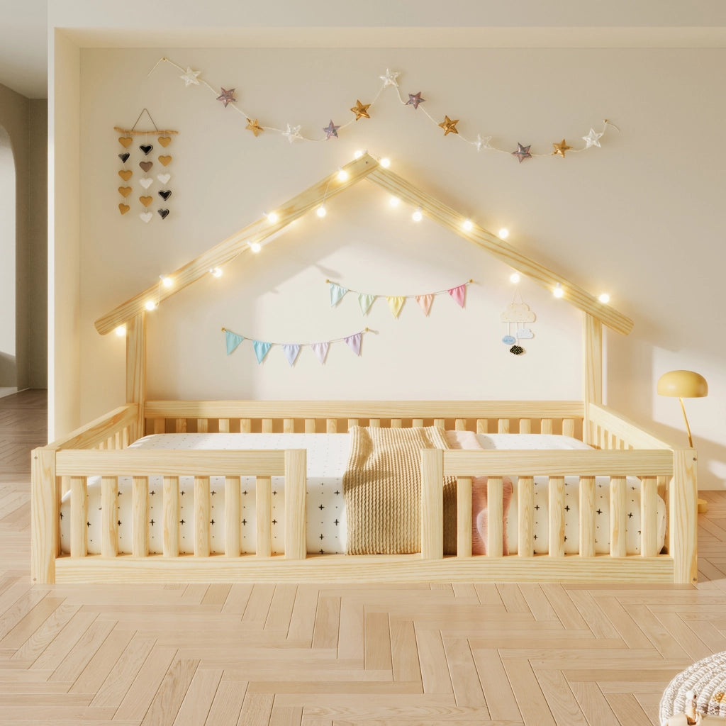 Letto a casetta 90x200 cm con parapetti di sicurezza; protezione perimetrale e ghirlanda LED; pino e MDF; naturale