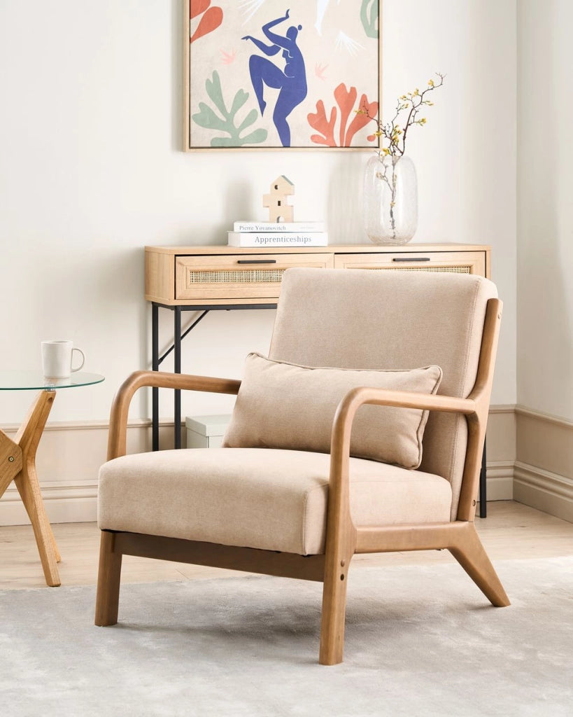 Poltrona in tessuto beige Gambe in legno con braccioli e cuscino Soggiorno classico tradizionale