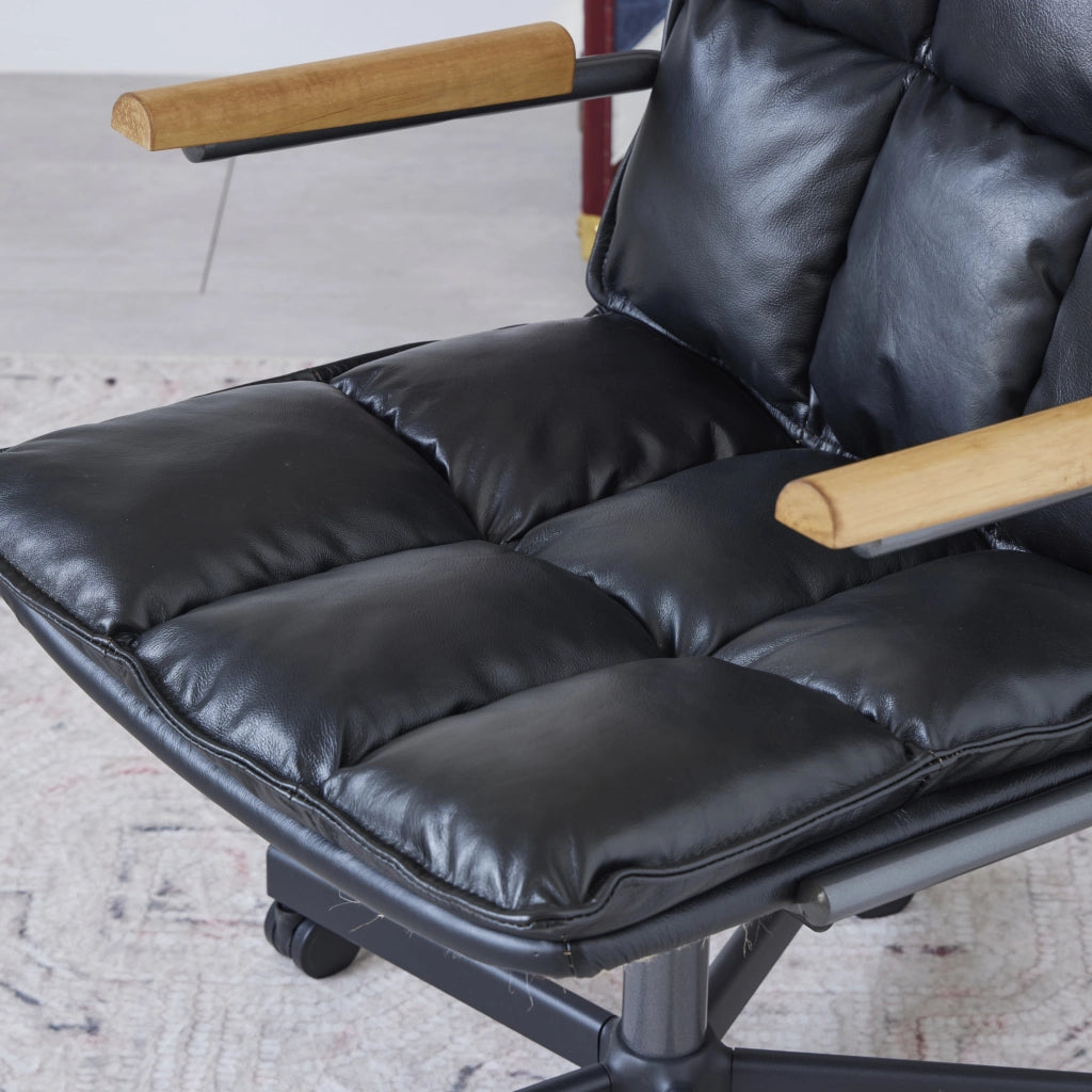 Sedia da ufficio in pelle nera con braccioli in legno e ruote