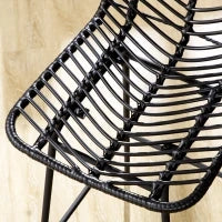 Set di 2 Sgabelli da Bar, Design Bohémien, Altezza 66 cm con Poggiapiedi, in Metallo e Rattan PE, Nero