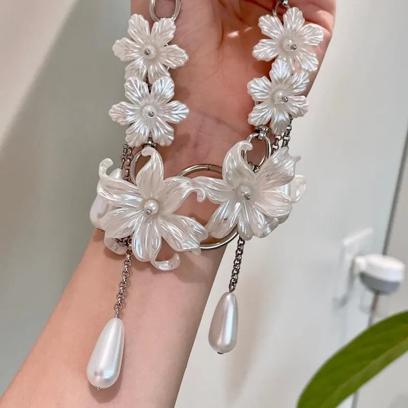 Collana con nappina a forma di fiore bianco: gioiello fatto a mano con perle
