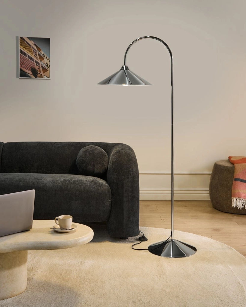 Lampada da terra con paralume e base in metallo argento in stile moderno per soggiorno e camera da letto