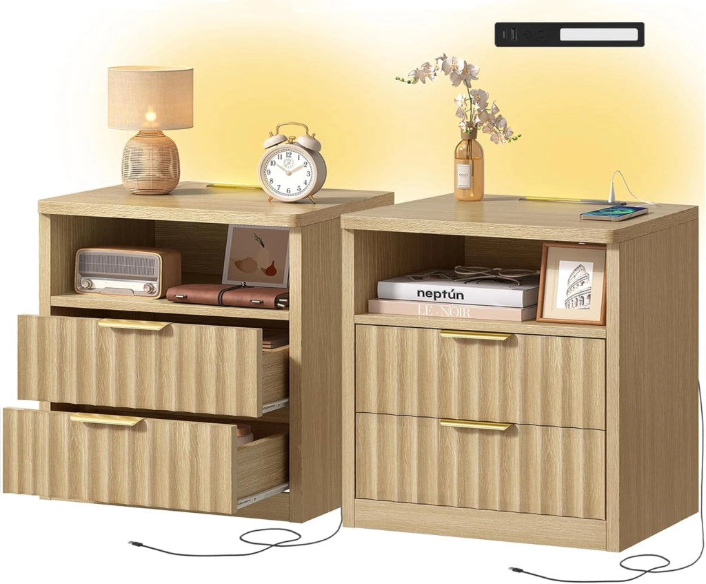 Tavolino da Letto Scanalato, Comodino con Prese USB e Tipo C, Illuminazione LED, 2 Cassetti e Scomparto Aperto, per Camera da Letto e Soggiorno, Legno Naturale