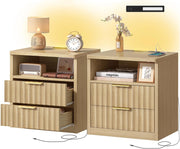 Tavolino da Letto Scanalato, Comodino con Prese USB e Tipo C, Illuminazione LED, 2 Cassetti e Scomparto Aperto, per Camera da Letto e Soggiorno, Legno Naturale