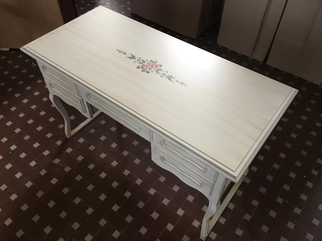 Scrivania in legno avorio pennellato con decori l.130 p.60 h.79 - Mobili 2G