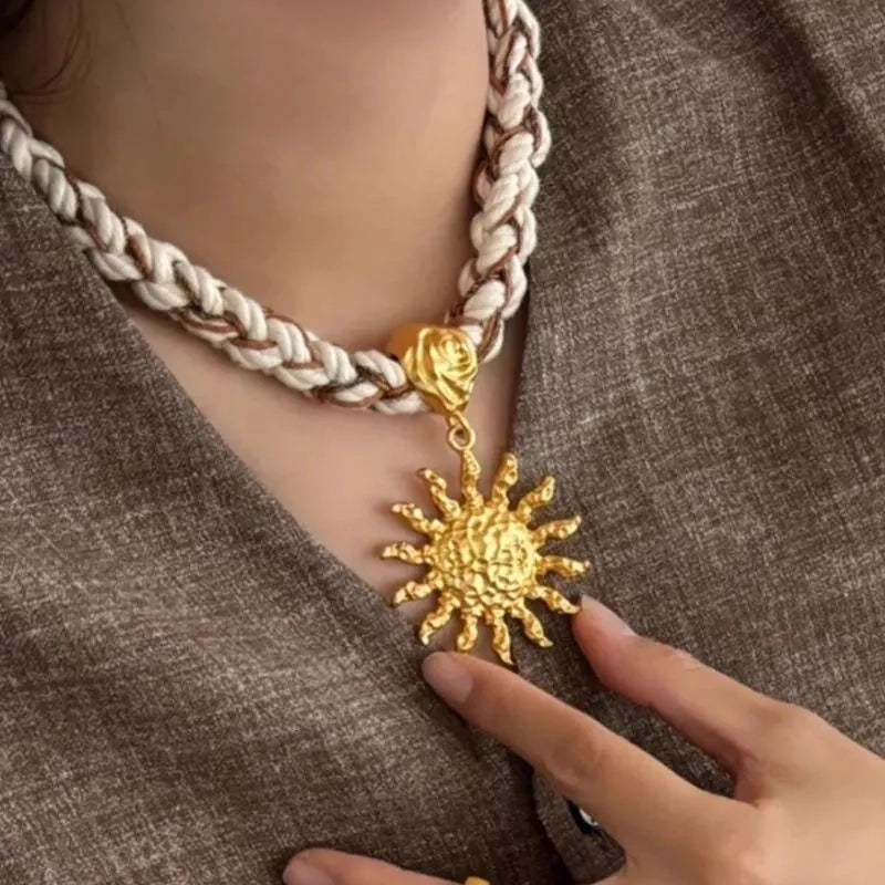 Collana con ciondolo a forma di sole intrecciato a mano