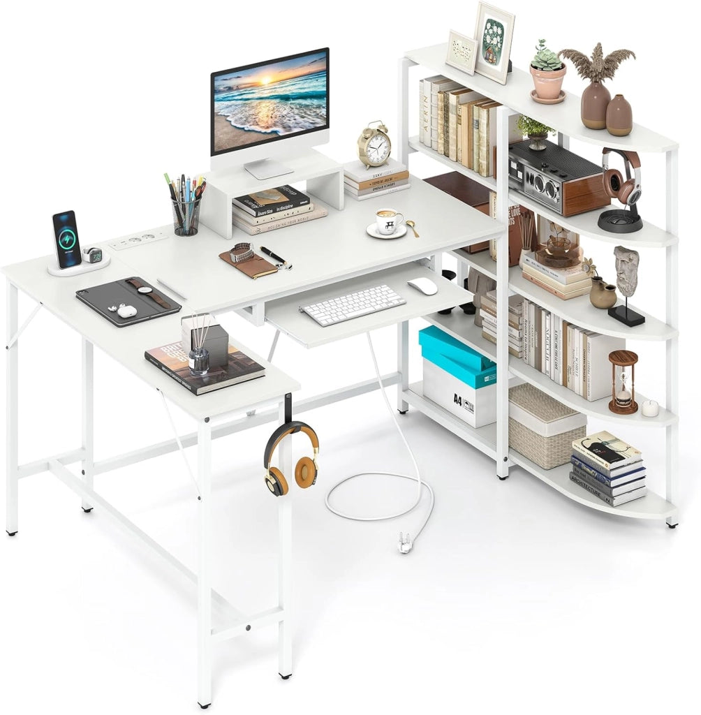 Scrivania Angolare a Forma di L, Scrivania ad Angolo Salvaspazio con Stazione di Ricarica, Scaffale, Supporto per Monitor, Gancio per Cuffie e Vassoio per Tastiera 160x108x10cm (Bianco)