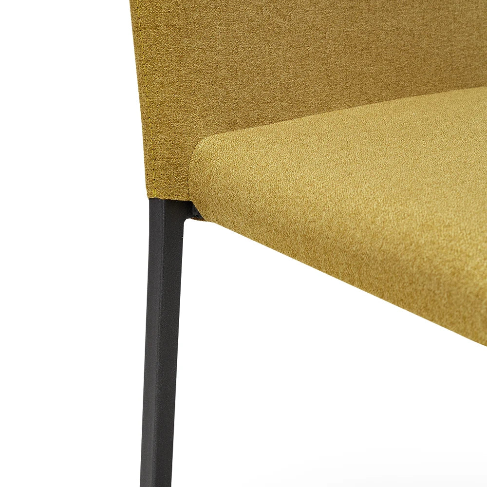 Set 4 sedie imbottita modello BETTY STYLE per interni, design moderno, gambe quadre in metallo, schienale e seduta rivestiti con tessuto morbido al tatto Senape