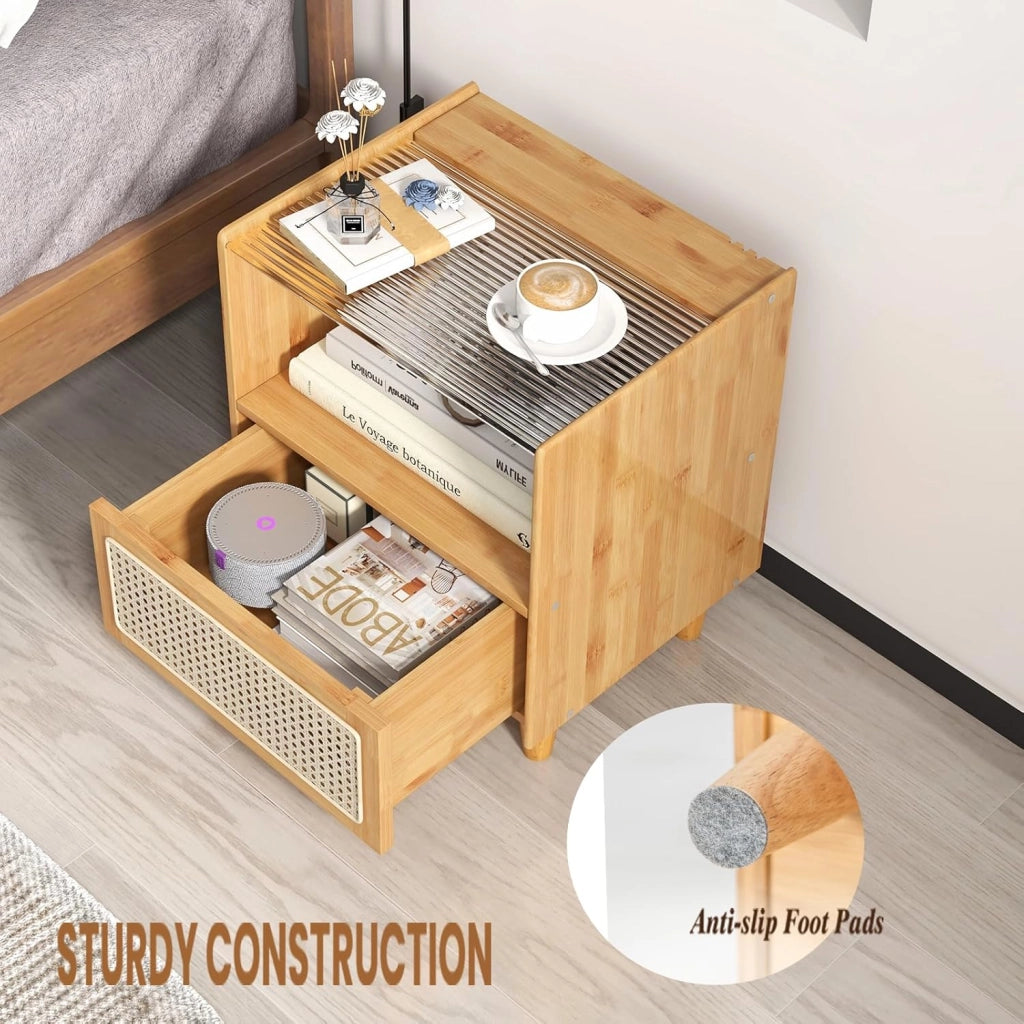 Comodino con cassetto in rattan e bambù, tavolino con gambe in legno massello, comodino con piano in vetro e scomparto aperto, comodino 43 x 35 x 50 cm (colore naturale, 1 pezzo)