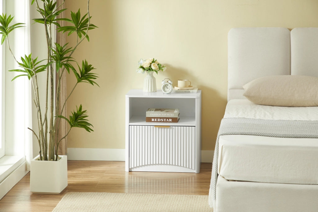 Comodino con 1 cassetto, vano aperto e maniglia dorata, per camera da letto e soggiorno, bianco 58 × 38 × 60 cm