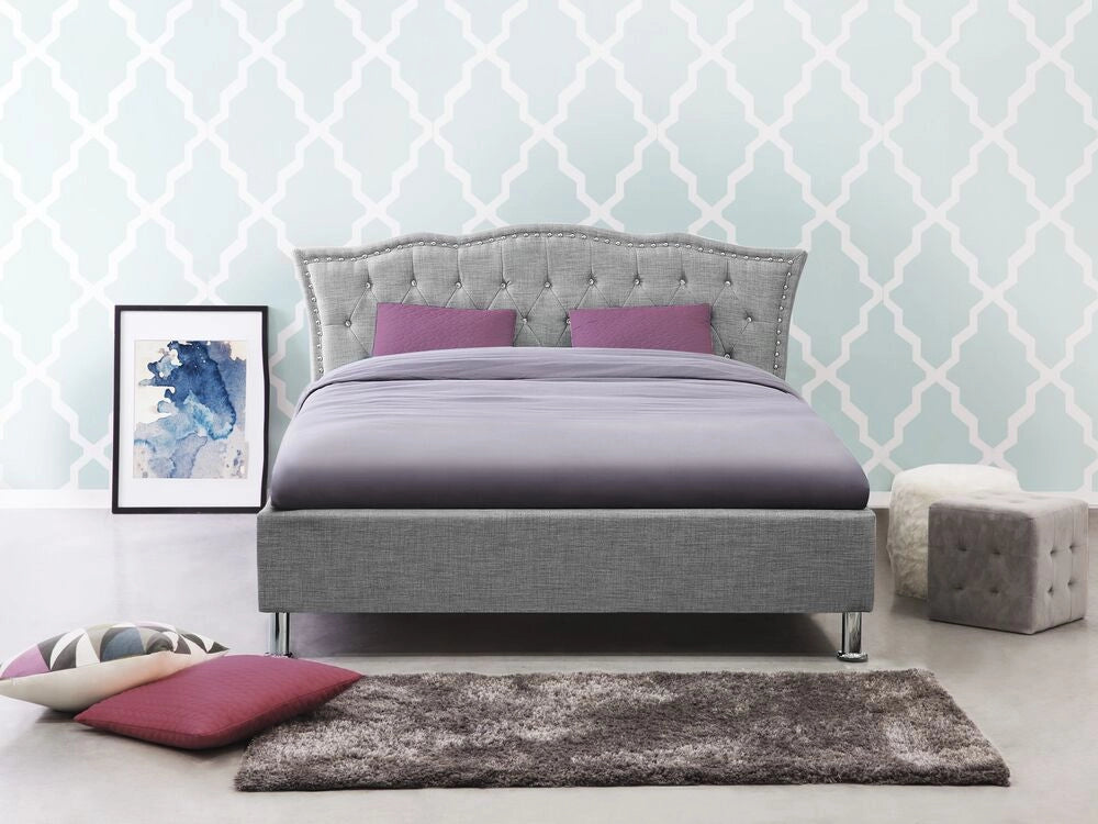 Letto matrimoniale Tessuto grigio 140 x 200 cm Cornice imbottita Bottoni in cristallo Poggiatesta