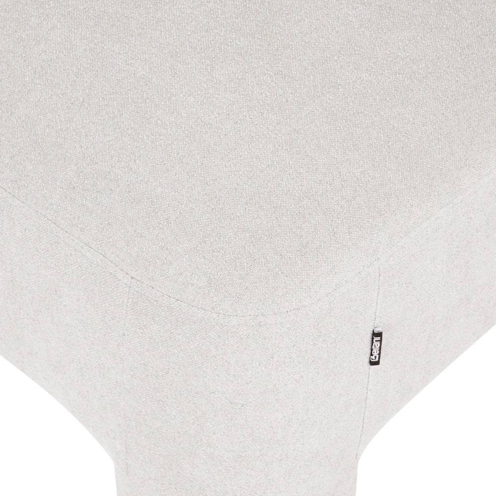 Rivestimento in tessuto bianco ottomano texture morbida gambe cilindriche stile organico