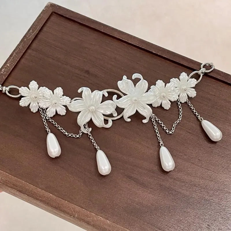 Collana con nappina a forma di fiore bianco: gioiello fatto a mano con perle