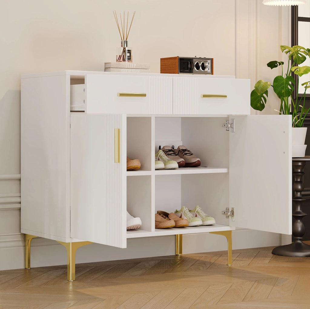 Credenza bianca in MDF con ante scanalate, cassetti e piedini metallici per ambienti ordinati