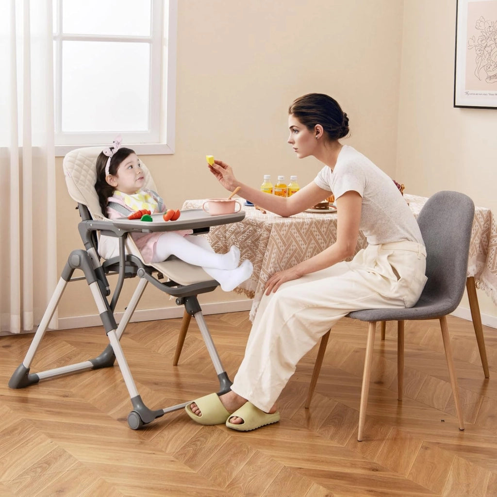 Seggiolone Pieghevole per Bambini, Portatile Regolabile con Poggiapiedi, Seggiolone con Vassoio Staccabile, Cuscino Sede in PU, Cintura di Sicurezzae Ruote Incorporate, Portata 15 kg (Beige)