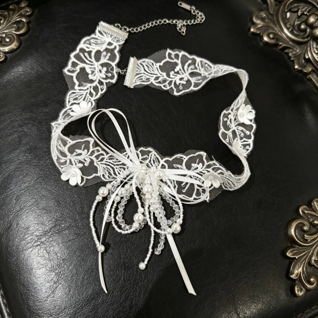 Orecchini girocollo vintage francesi con fiocco di fiore in pizzo.