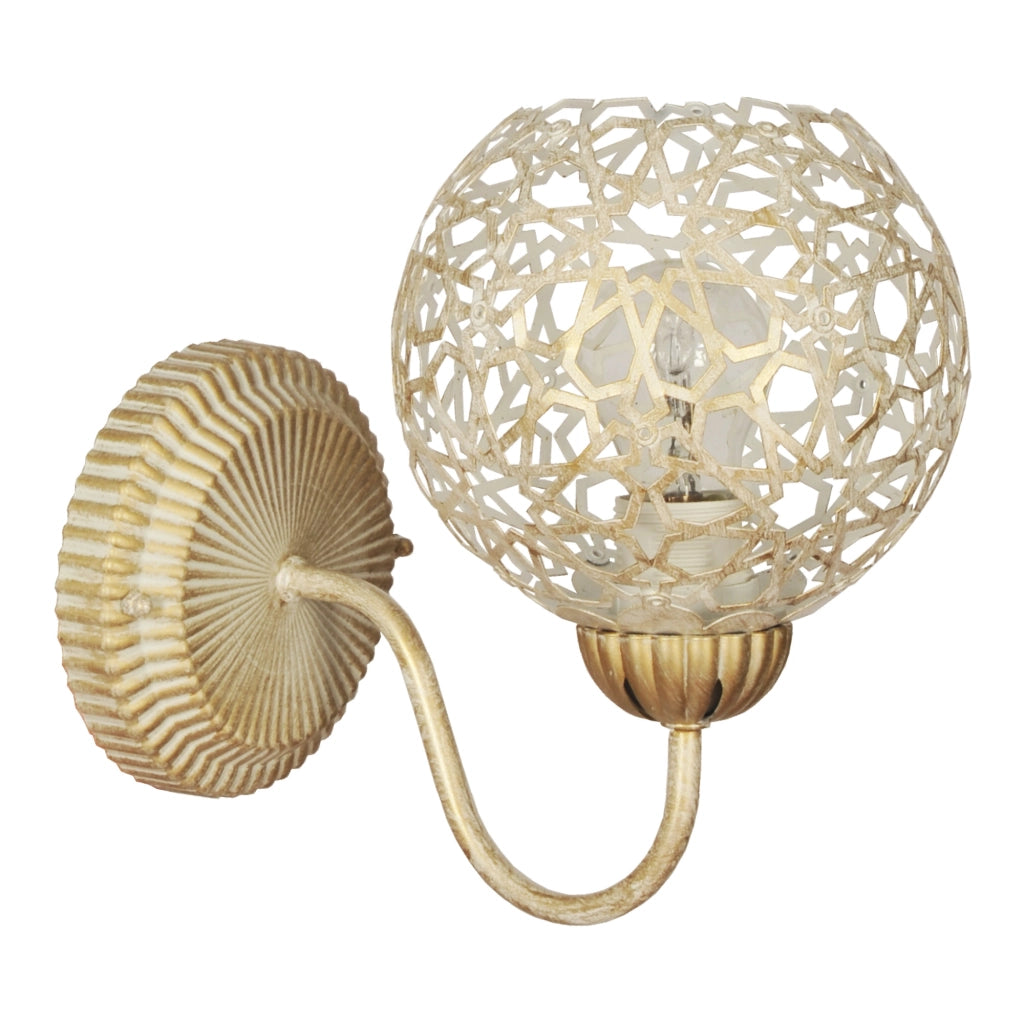 Applique 'Petherton' per Interni a Braccio Curvo Lampada da Parete con Paralume Sferico a Rete - color Oro con Patina
