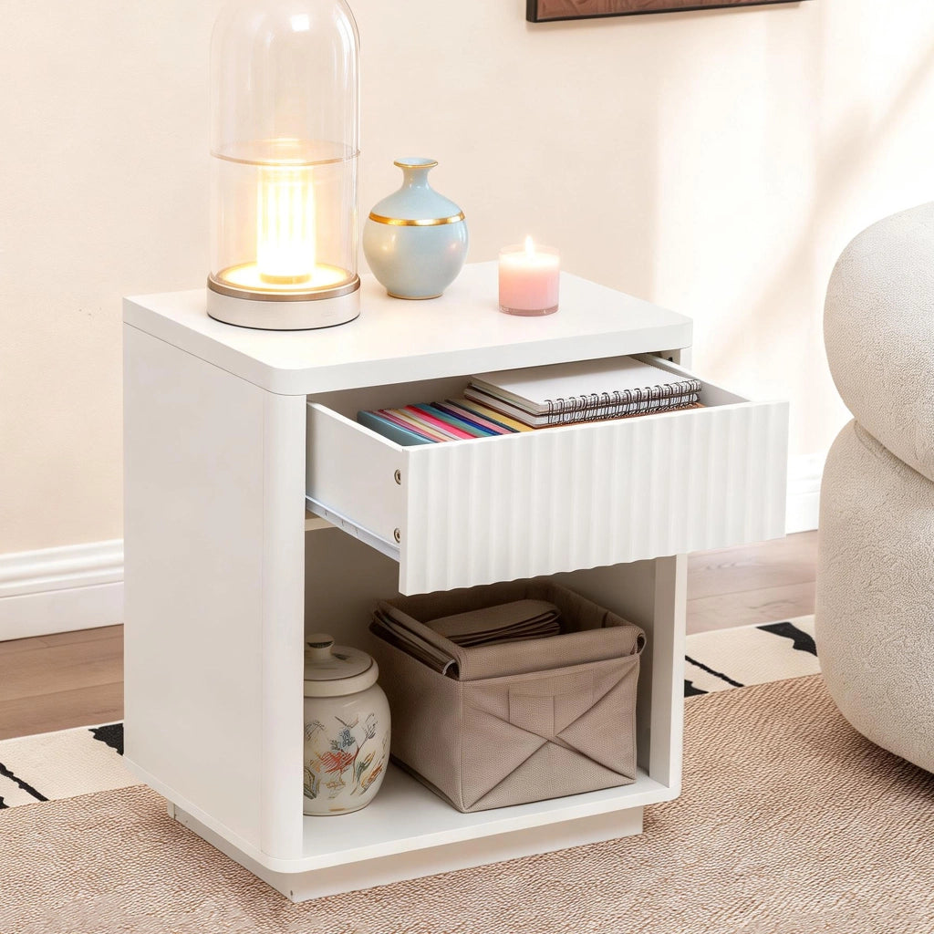 Comodino con 1 cassetto e 1 vano aperto design a onde per camera da letto in MDF bianco 63,5 × 38 × 46,5 cm