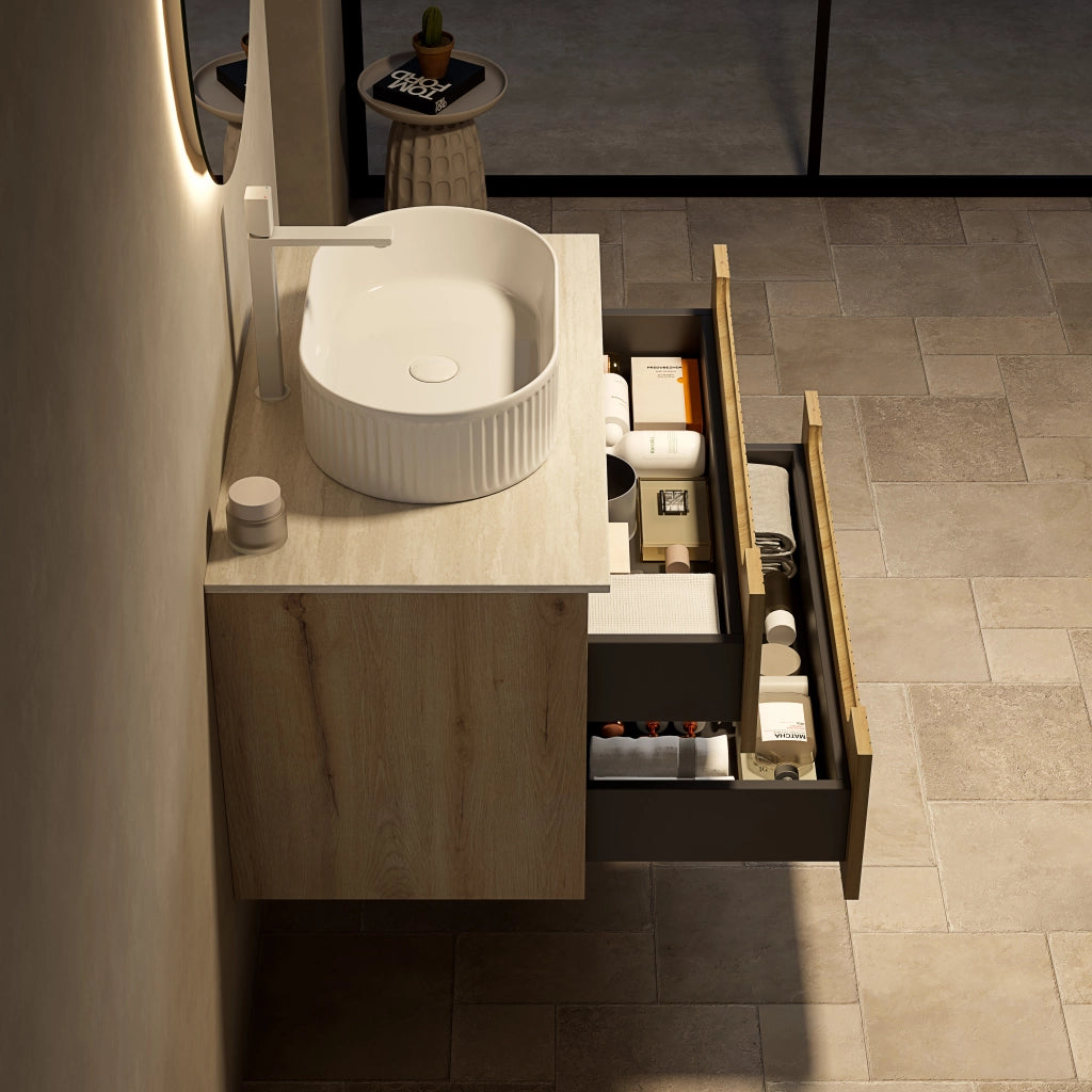 Mobile bagno sospeso con 2 cassetti soft close e lavabo ovale; piano effetto travertino per bagno; bianco e rovere bianco