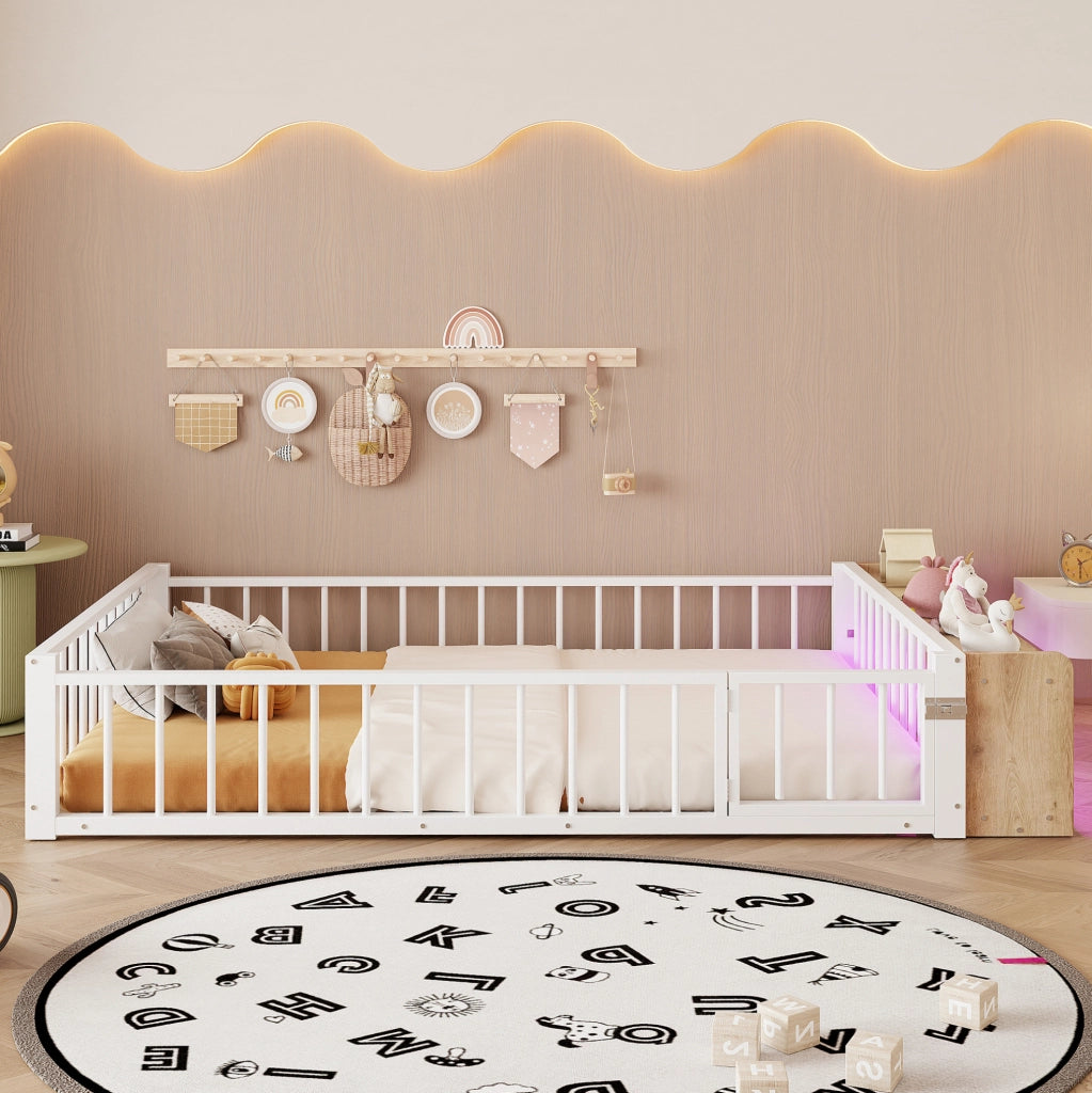 Letto per bambini ULEVR 140x200 cm con sponda di sicurezza, vano aperto e LED, metallo e MDF bianco
