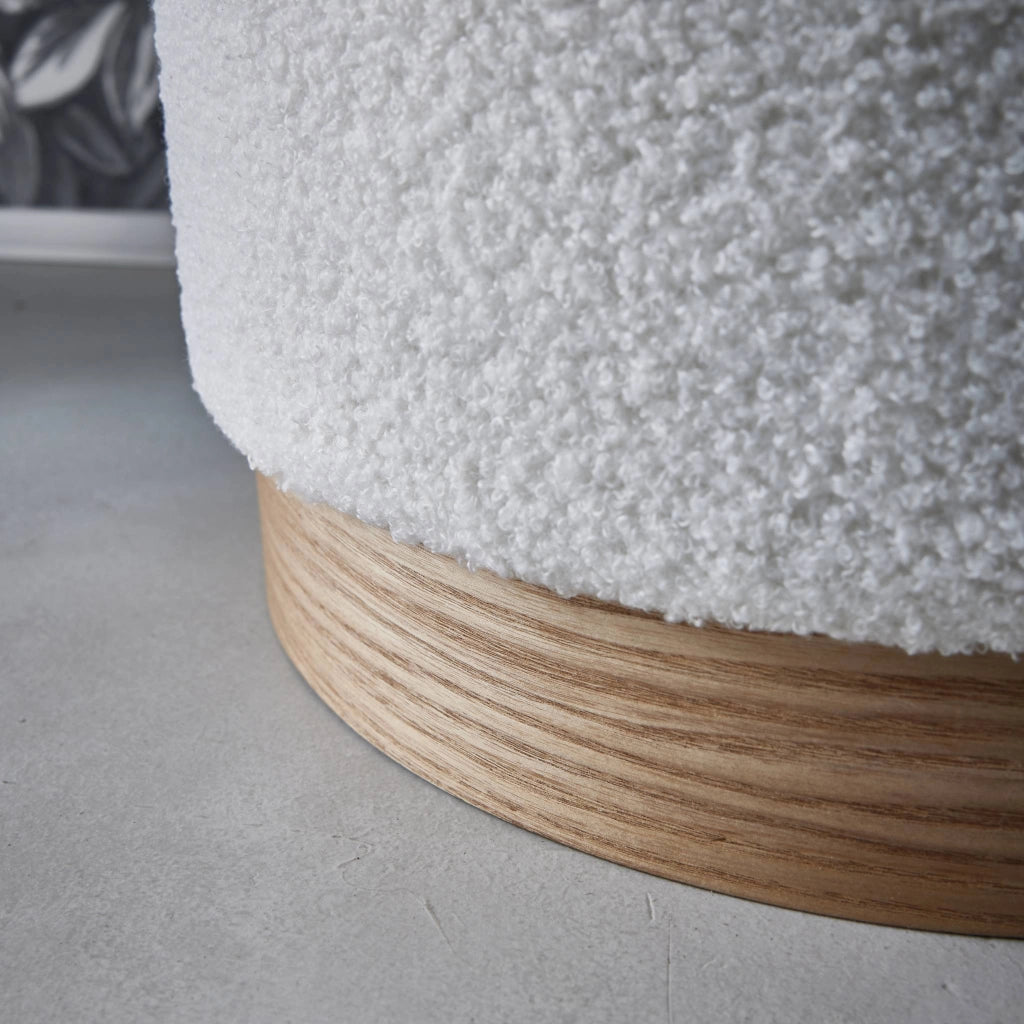 Pouf scandinavo in bouclé, bianco