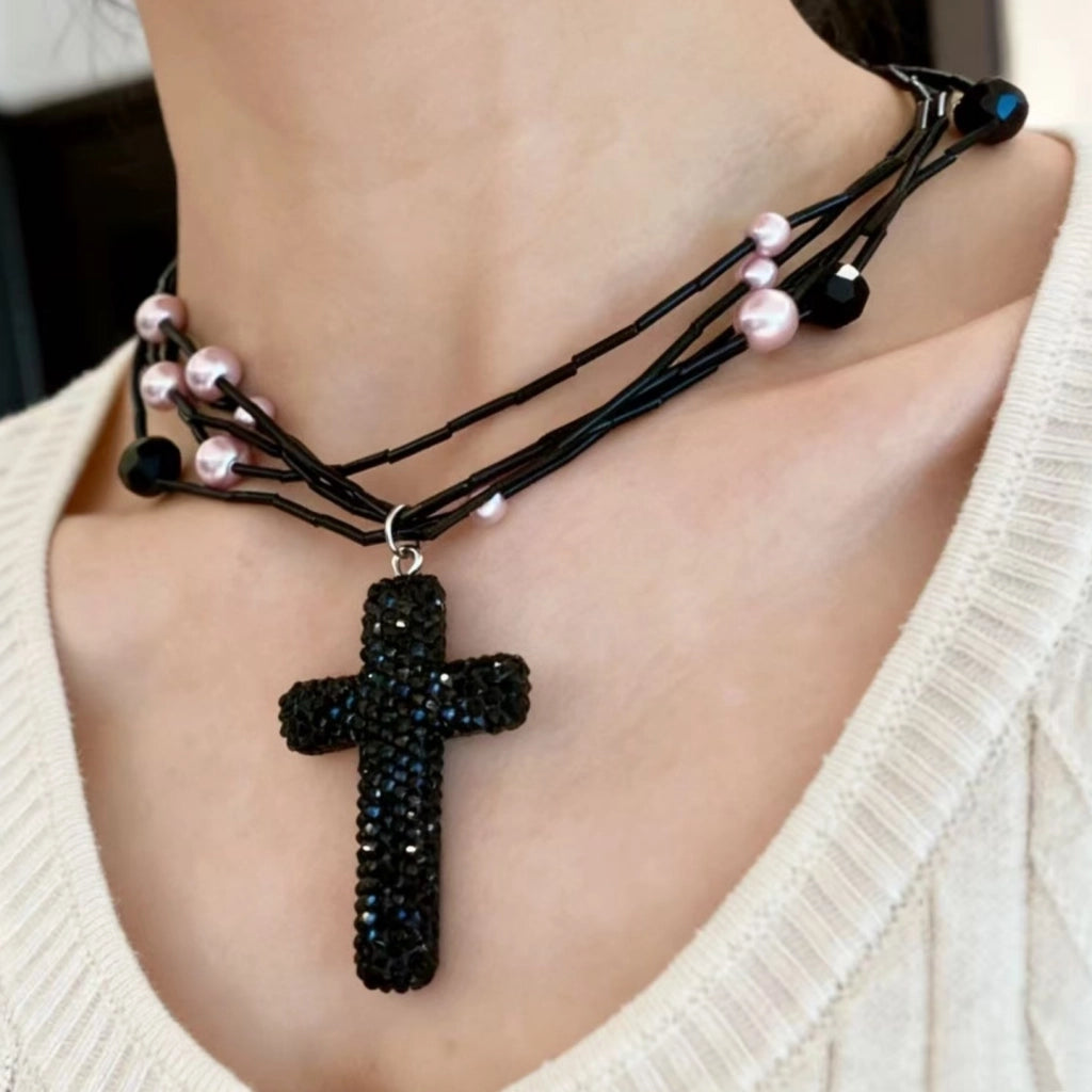 Collana da donna con croce in strass neri e cristalli, girocollo a pi¨´ strati con perline.