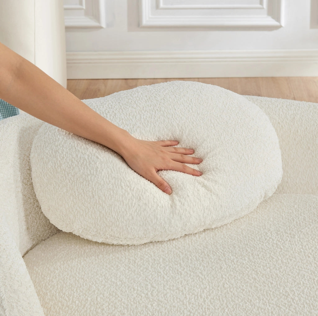 Sofa minimalista in tessuto Teddy beige con cuscino; design arrotondato