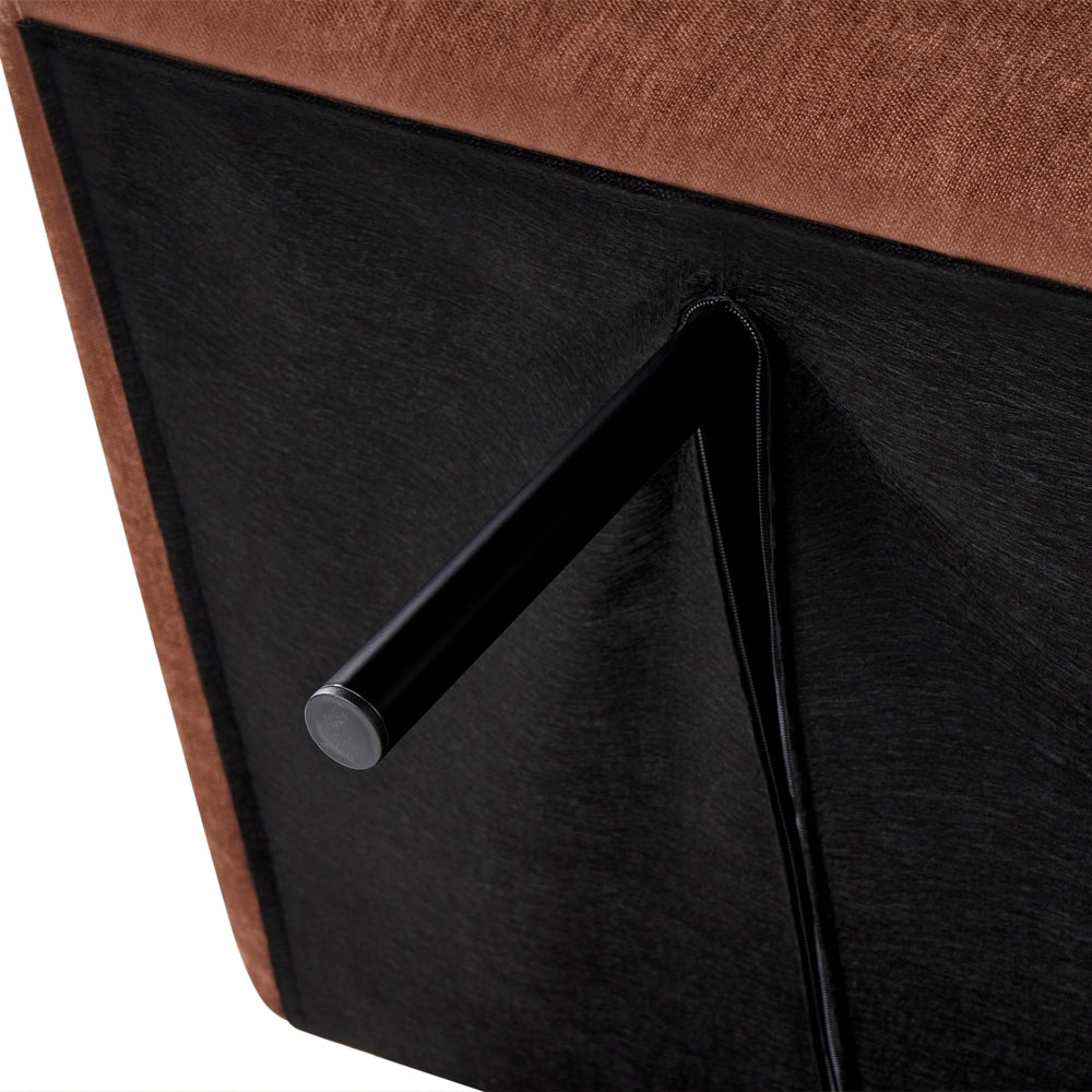 Divano letto marrone dorato rivestito in tessuto con gambe in legno 2 posti schienale trapuntato seduta imbottita design moderno senza braccioli