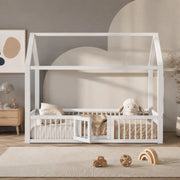 Letto a casetta 90 × 200 cm con barriera perimetrale e porta apribile in legno bianco
