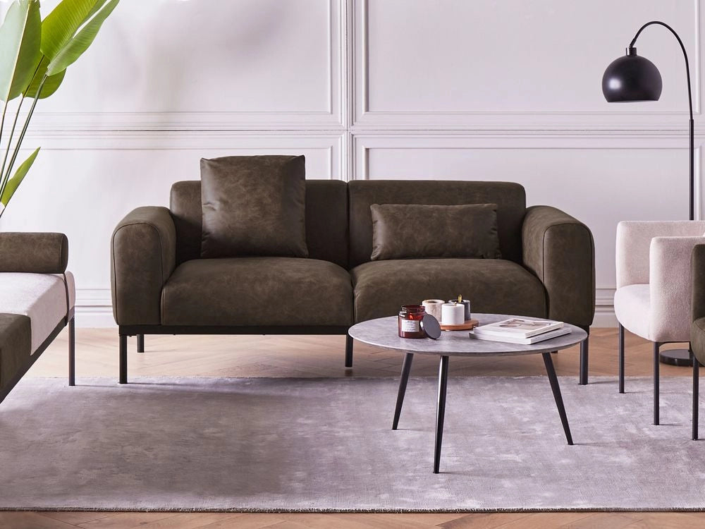 Divano a 2 posti in ecopelle marrone scuro con gambe nere Arredamento per il soggiorno Design elegante