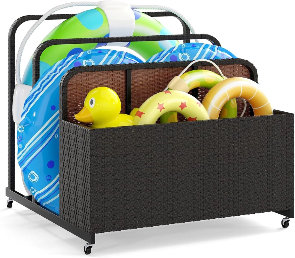 Carrello Archiviazione per Piscina in Rattan PE, Contenitore Esterno Impermeabile con 2 Portasciugamani e 4 Ruote, Portacoperte Giardino per Boe, Salvagenti, Cuscini e Asciugamani (Marrone)