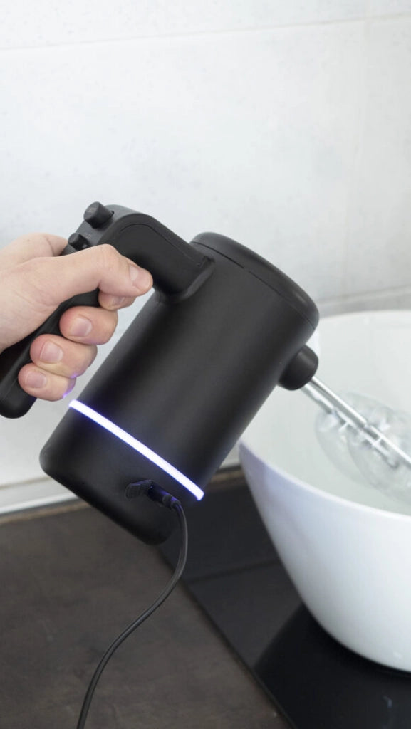 Innoliving Sbattitore Elettrico Ricaricabile Senza Fili INN-692 - Tasto per Rimozione Fruste Automatico, USB-C, 1500mAh, 13 Minuti di Autonomia, Impugnatura Ergonomica, Cordless