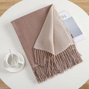 Elegante e semplice sciarpa calda in cashmere a tinta unita, ideale per gli spostamenti quotidiani.