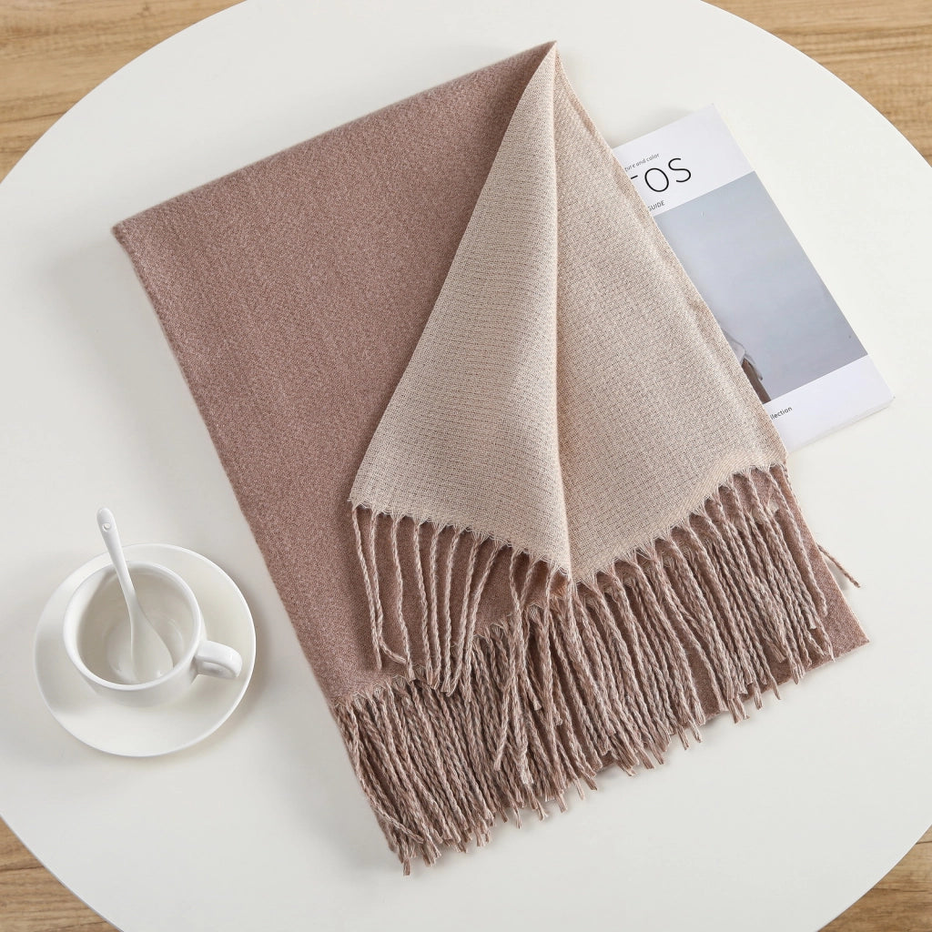Elegante e semplice sciarpa calda in cashmere a tinta unita, ideale per gli spostamenti quotidiani.