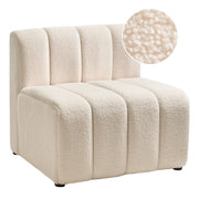 Poltrona imbottita accogliente con seduta spessa e morbida in bouclé beige chiaro stile moderno