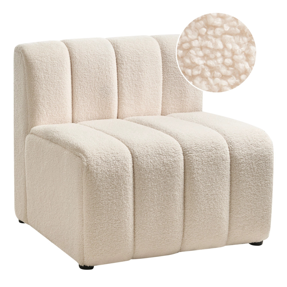 Poltrona imbottita accogliente con seduta spessa e morbida in bouclé beige chiaro stile moderno