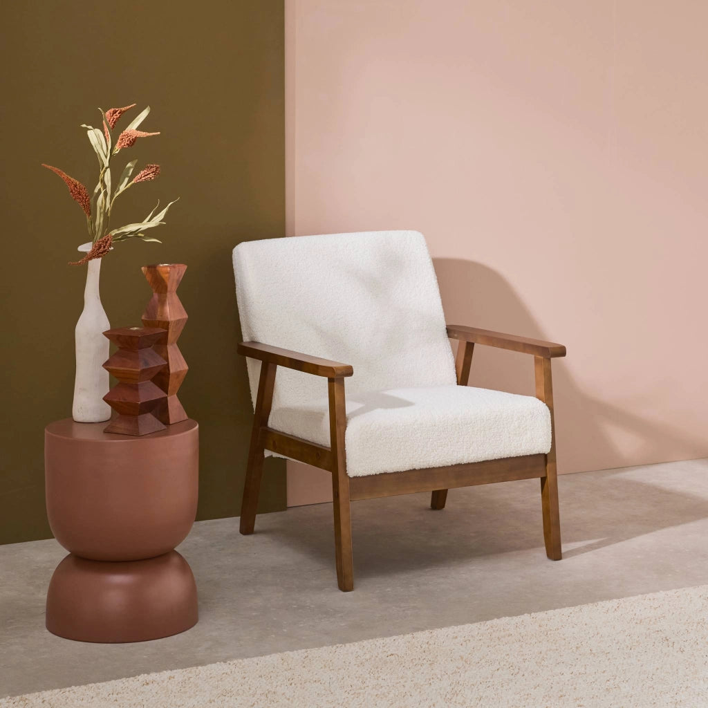 Poltrona scandinava bouclé in legno di hevea tinto noce chiaro, bouclé
