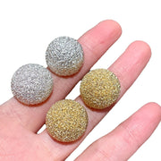 Orecchini a lobo rotondi con texture satinata metallizzata