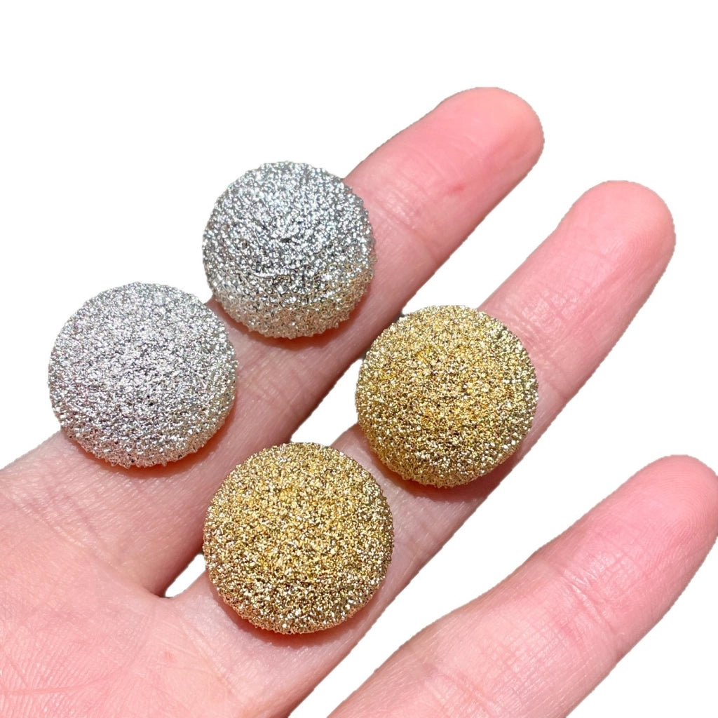 Orecchini a lobo rotondi con texture satinata metallizzata