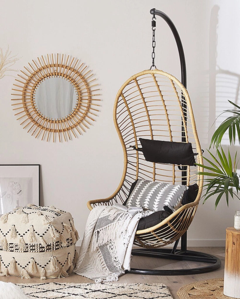 Sedia sospesa poltrona pensile in rattan beige con struttura in metallo per interni ed esterni a forma curva Boho