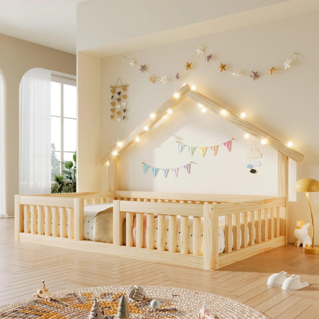 Letto a casetta 90x200 cm con parapetti di sicurezza; protezione perimetrale e ghirlanda LED; pino e MDF; naturale