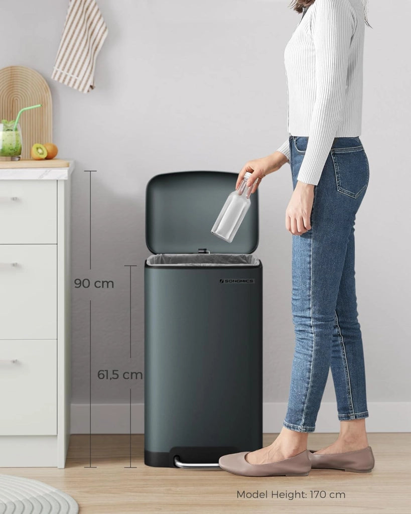SONGMICS Pattumiera 30 L, con pedale in acciaio, secchio interno e coperchio, maniglia chiusura in morbido, ermetica, per cucina, soggiorno, grigio antracite LTB01GS