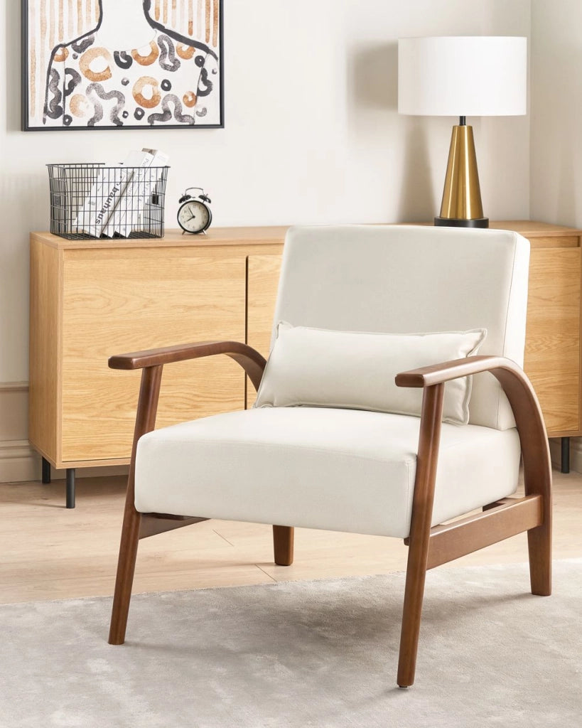 Poltrona bianco sporco in ecopelle con gambe in legno, braccioli e cuscino Retro Classico Soggiorno Tradizionale
