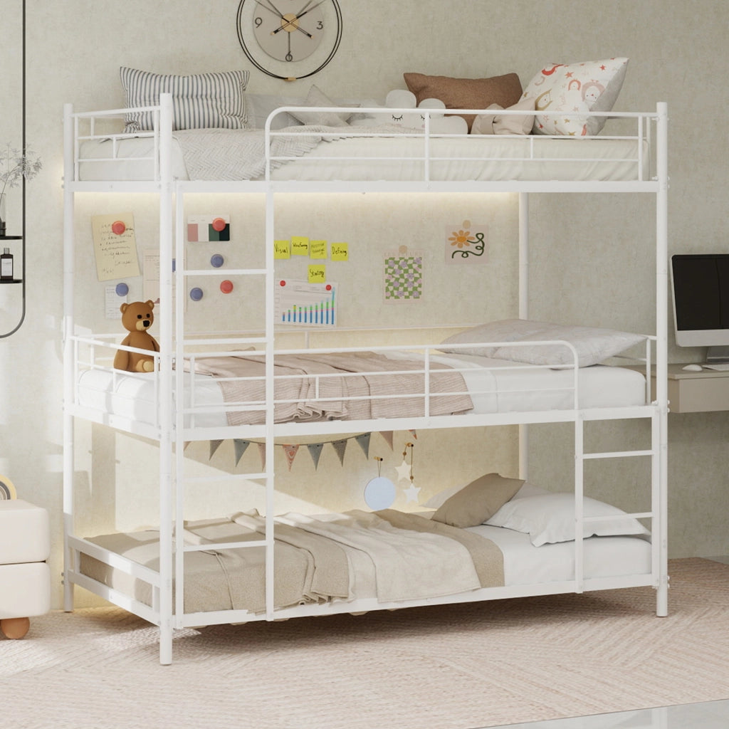Letto a castello triplo con scala e parapetto continuo in ferro bianco 100x200 cm