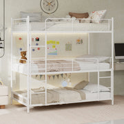 Letto a castello triplo con scala e parapetto continuo in ferro bianco 100x200 cm